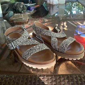 Strappy Universal Thread Sandals. Size 8, NWT